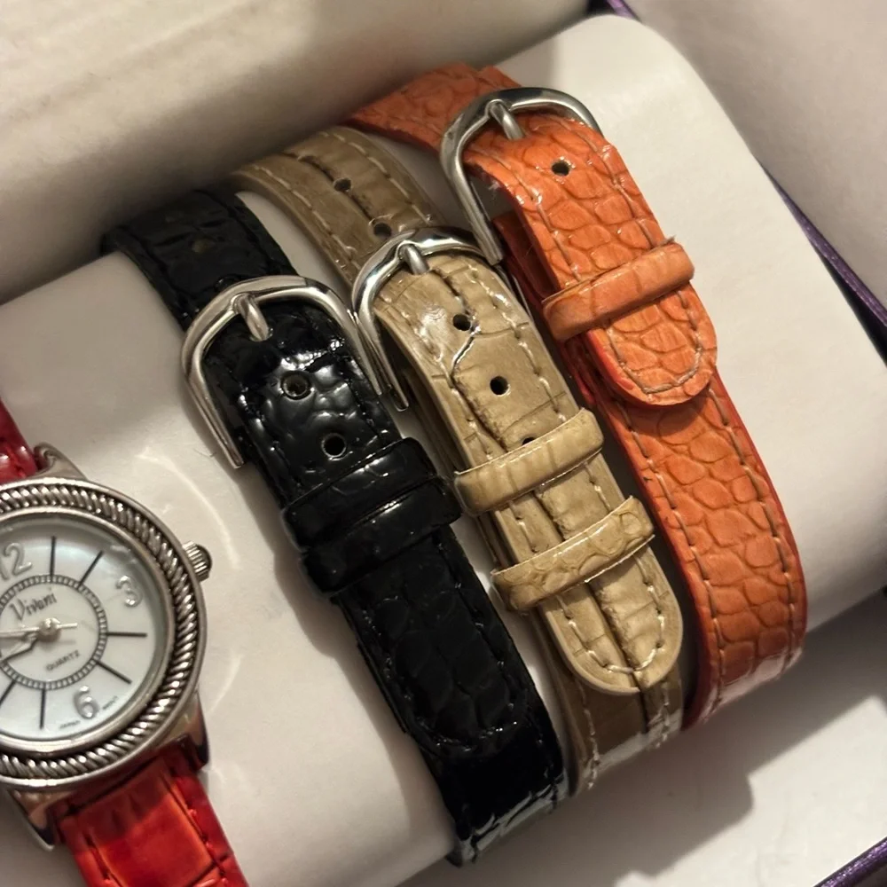 Interchangeable Croc-Textured Watch with 7 different straps